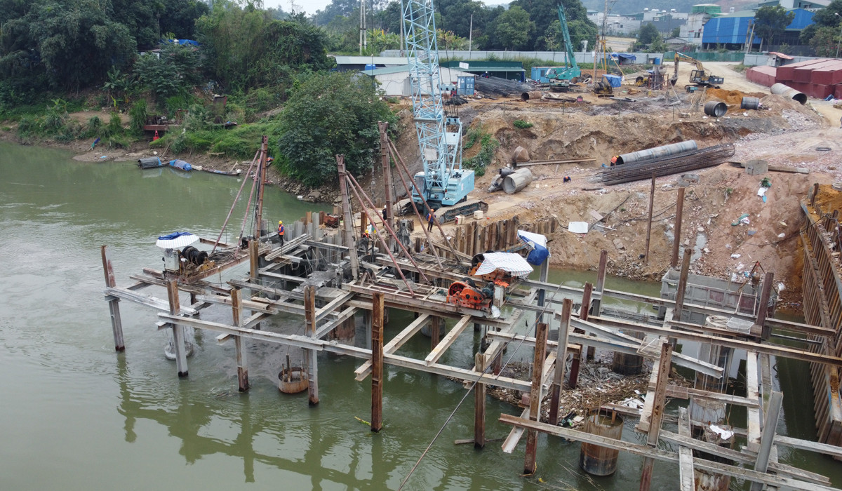 Sôi động trên công trường thi công cầu Phú Thịnh  ảnh 3