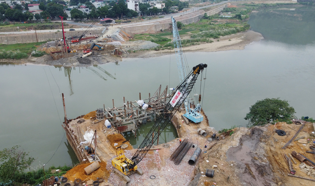 Sôi động trên công trường thi công cầu Phú Thịnh  ảnh 1