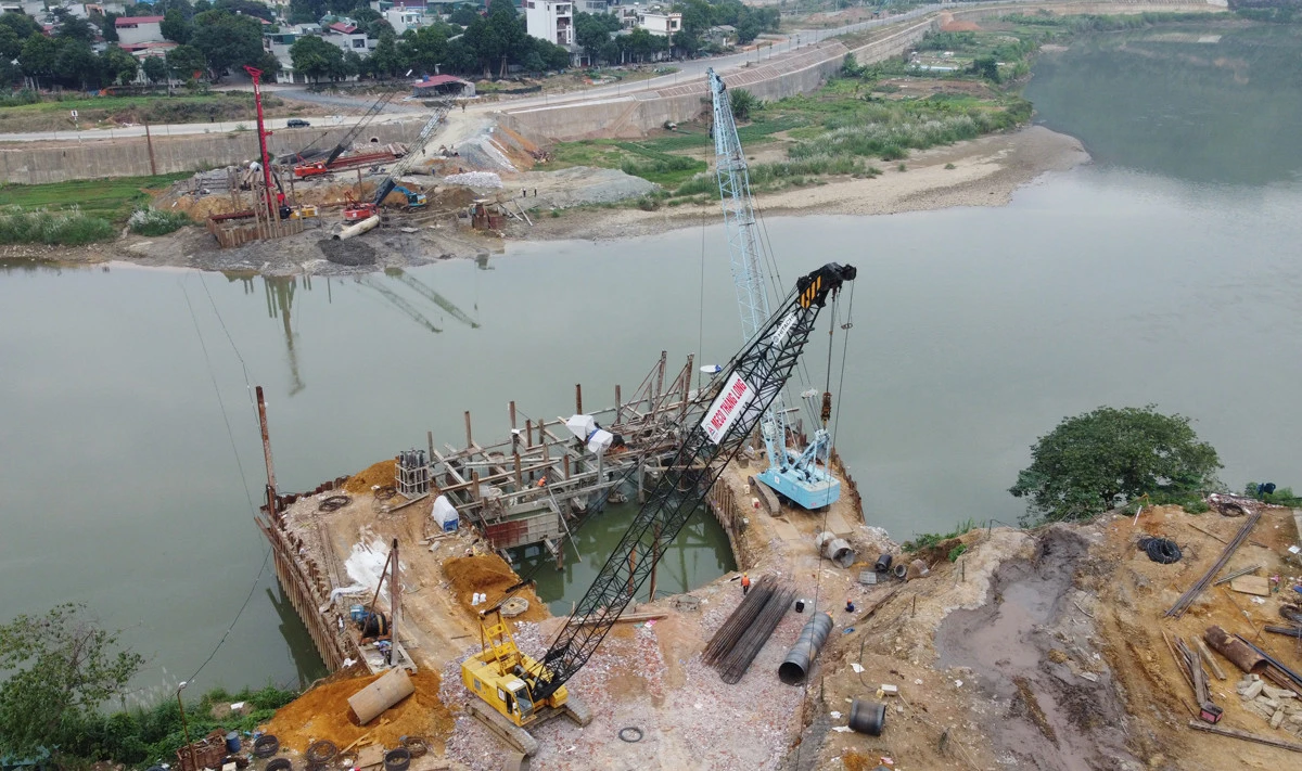 Sôi động trên công trường thi công cầu Phú Thịnh&nbsp; ảnh 1