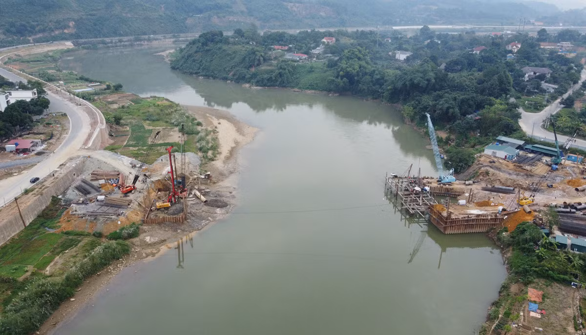 Sôi động trên công trường thi công cầu Phú Thịnh ảnh 4 Sôi động trên công trường thi công cầu Phú Thịnh ảnh 4