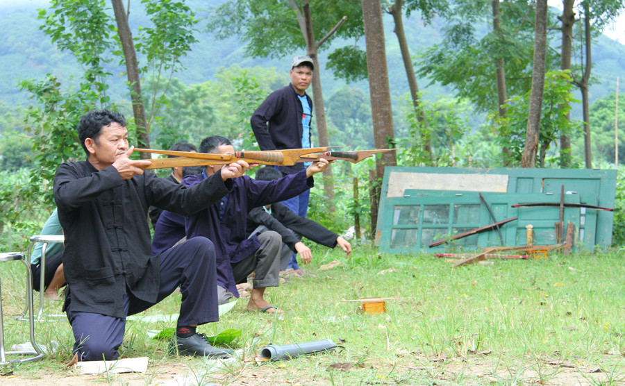 Các trò chơi dân gian trong ngày hội. Các trò chơi dân gian trong ngày hội.