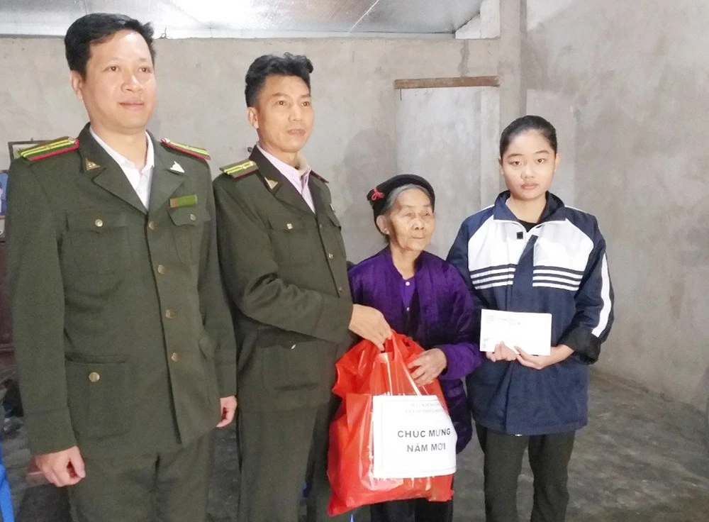 Nhiều năm qua, em Hậu nhận được sự giúp đỡ từ Hạt Kiểm lâm thành phố Lào Cai.