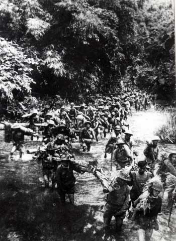 Bộ đội ta tiến quân vào chiến trường Tây Bắc năm 1952. (Ảnh tư liệu) Bộ đội ta tiến quân vào chiến trường Tây Bắc năm 1952. (Ảnh tư liệu)