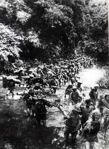 Bộ đội ta tiến quân vào chiến trường Tây Bắc năm 1952. (Ảnh tư liệu)