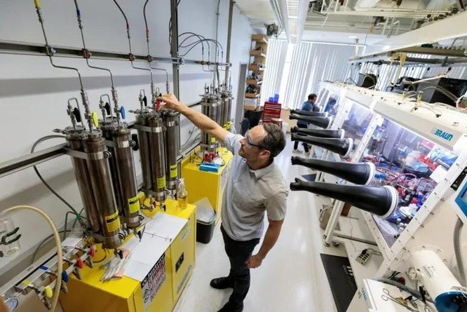 Vật liệu mới có thể chế tạo như nhựa, nhưng lại có tính dẫn điện như kim loại ảnh 3 Phòng thí nghiệm Anderson tại Đại học Chicago. Nguồn: Ảnh của John Zich / Đại học Chicago