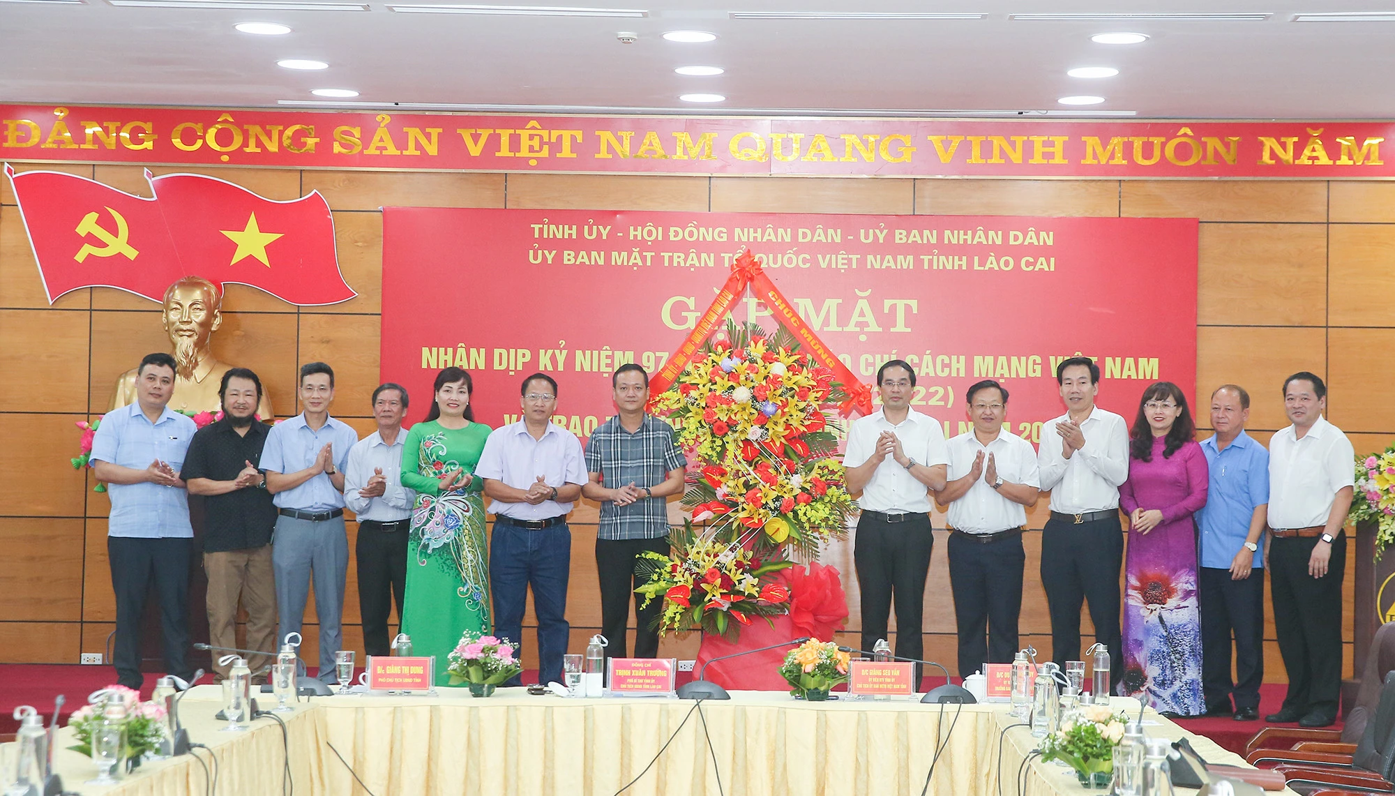 Thường trực Tỉnh ủy, HĐND, UBND, Ủy ban MTTQ Việt Nam tỉnh tặng hoa chúc mừng các cơ quan thông tấn, báo chí. Chủ tịch UBND tỉnh Trịnh Xuân Trường phát biểu tại buổi gặp mặt.