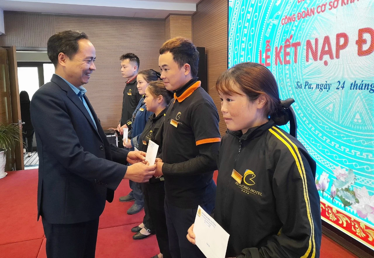 Thị xã Sa Pa: Kết nạp 732 đoàn viên công đoàn nhân Tháng công nhân ảnh 2