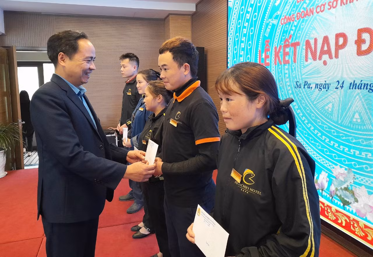 Thị xã Sa Pa: Kết nạp 732 đoàn viên công đoàn nhân Tháng công nhân ảnh 2