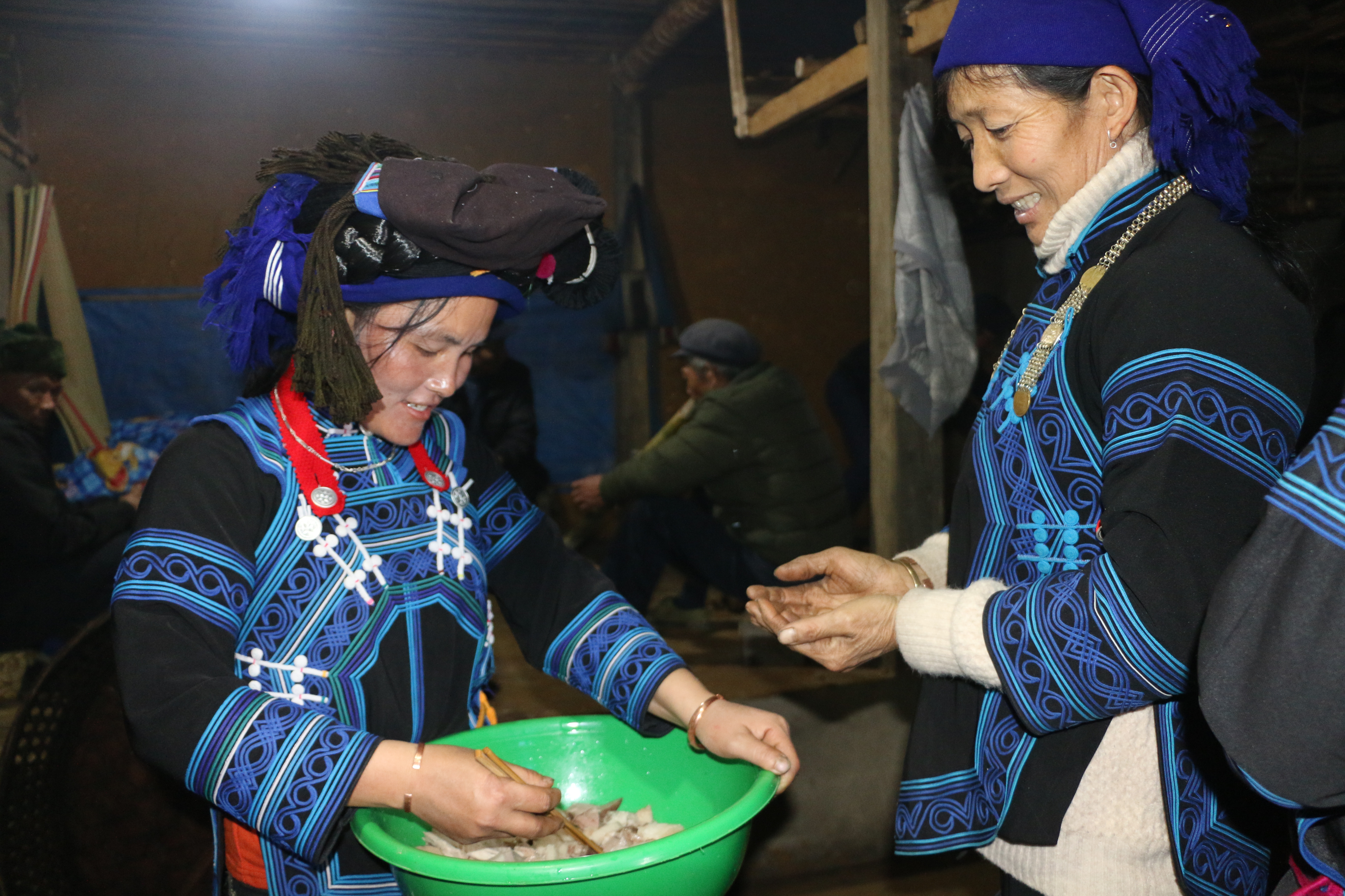 Chia lộc cho người tham dự nghi lễ mừng nhà mới.