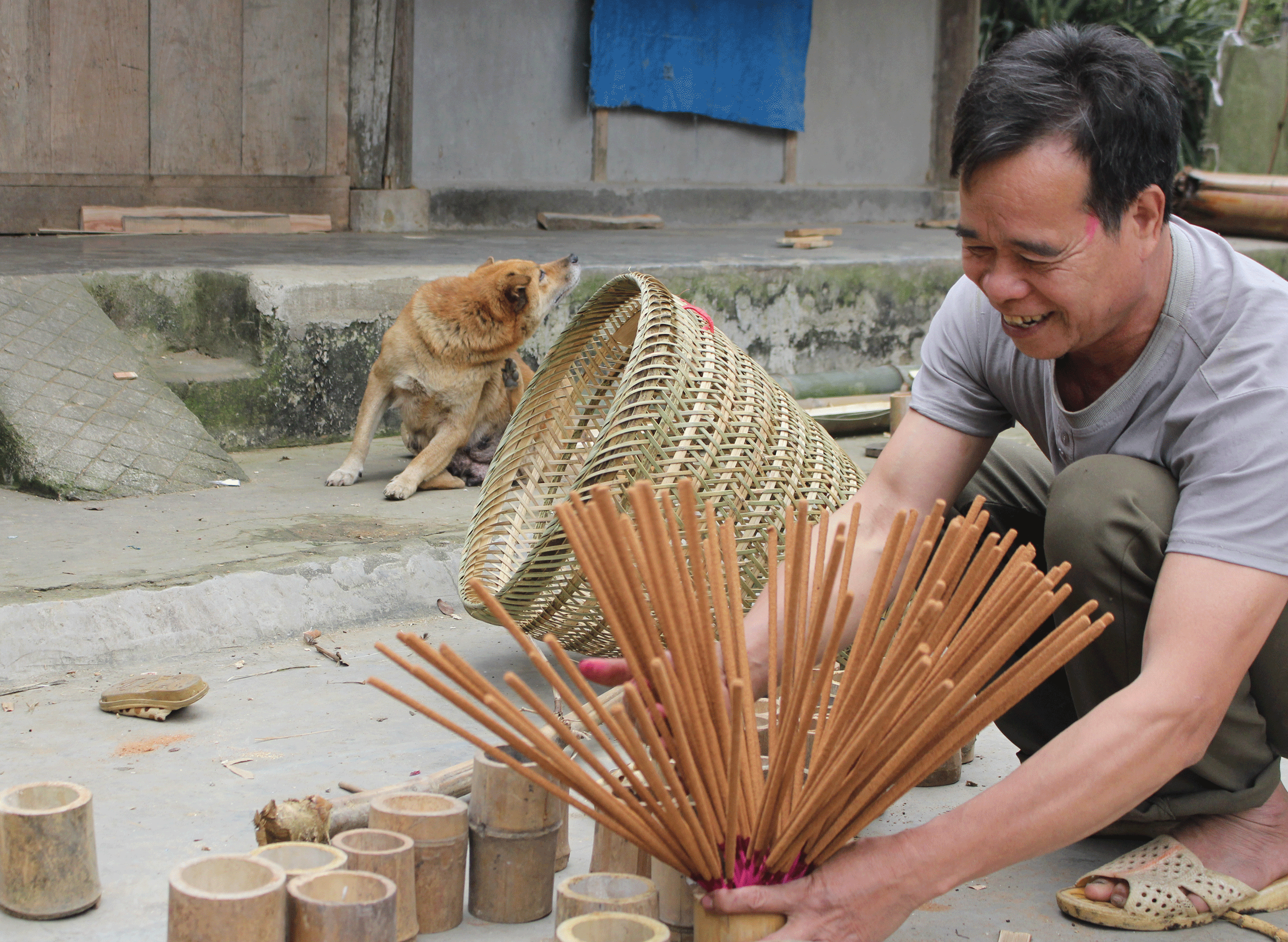 Ông Vàng Văn Siềng, thôn Kíp Tước 1, xã Hợp Thành (thành phố Lào Cai) có kinh nghiệm hơn 30 năm là hương truyền thống.