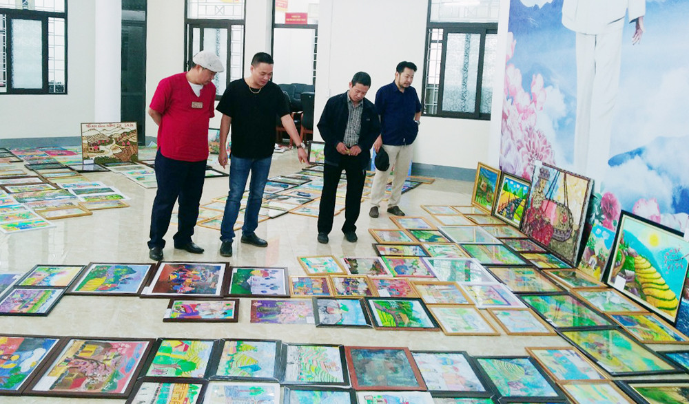 Ban Giám khảo chấm các tác phẩm.