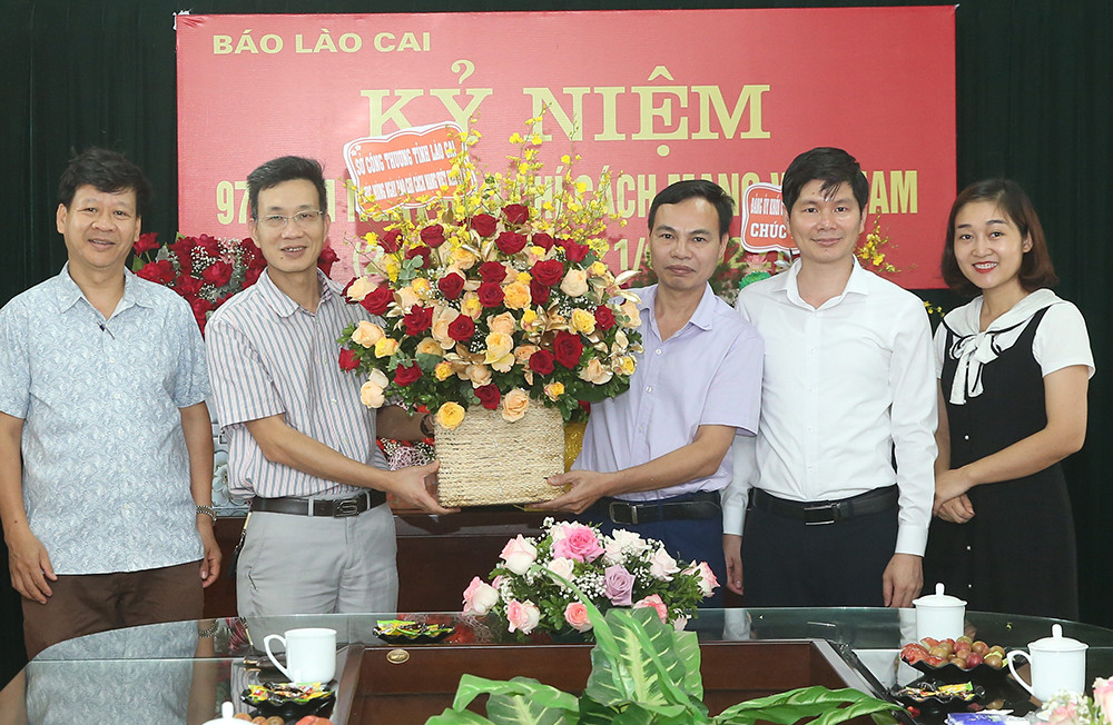 Các cơ quan, đơn vị, địa phương chúc mừng Báo Lào Cai nhân 97 năm Ngày Báo chí cách mạng Việt Nam ảnh 10