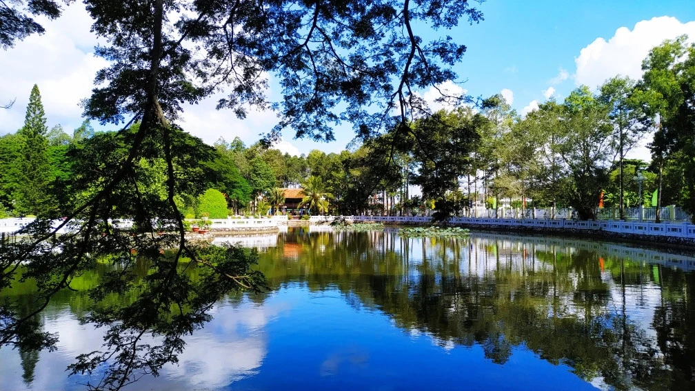 Khuôn viên Khu Di tích Đền thờ Bác Hồ tại ấp Vĩnh Hội, xã Long Đức, thành phố Trà Vinh, tỉnh Trà Vinh.