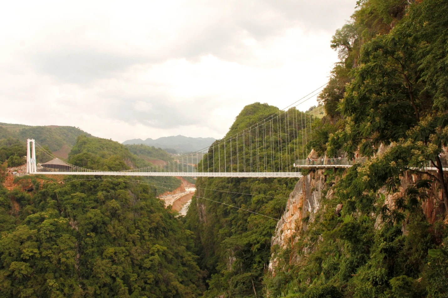 Cầu kính Bạch Long tại huyện Mộc Châu nơi Thủ tướng cắt băng khánh thành.