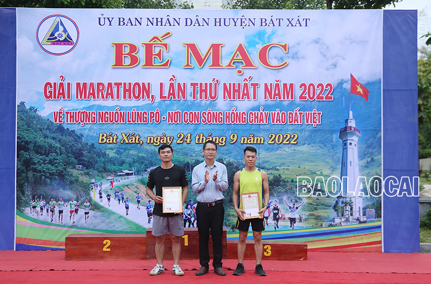 Bế mạc Giải chạy bán Marathon “Về thượng nguồn Lũng Pô - Nơi con sông Hồng chảy vào đất Việt” năm 2022 ảnh 12