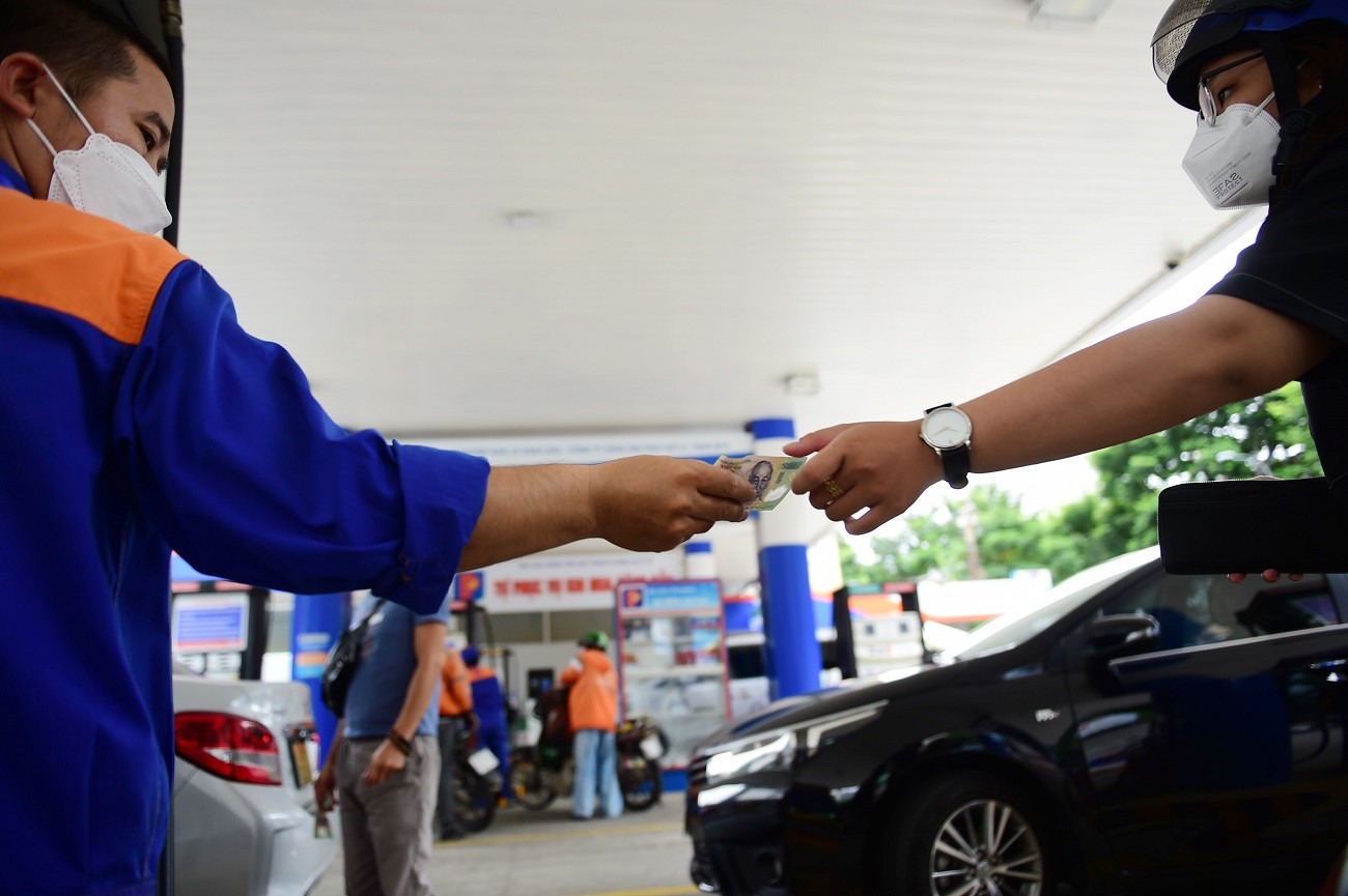 Giá xăng dầu giảm lần thứ tư. Giá xăng dầu giảm lần thứ tư.