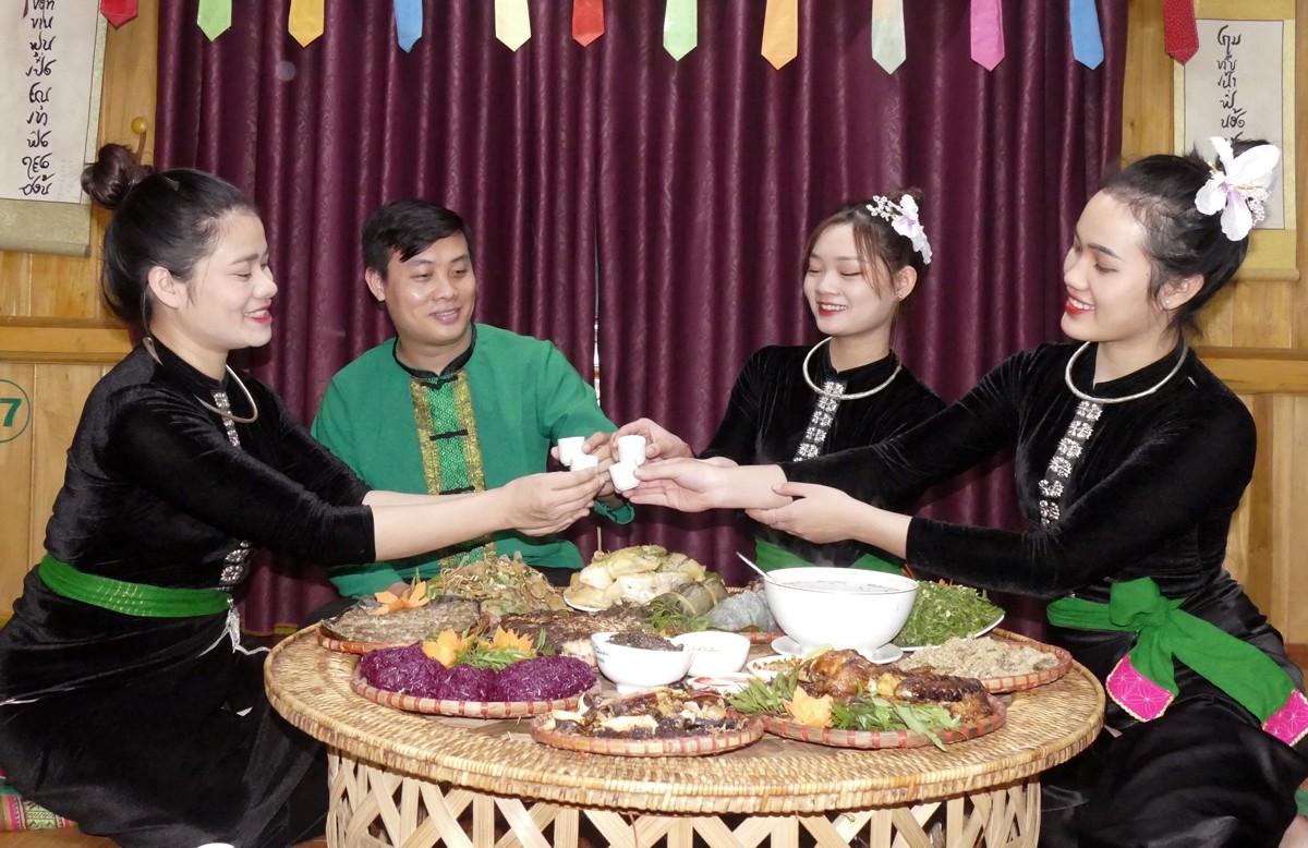 Hấp dẫn mâm cơm ngày Tết của người Thái ảnh 7