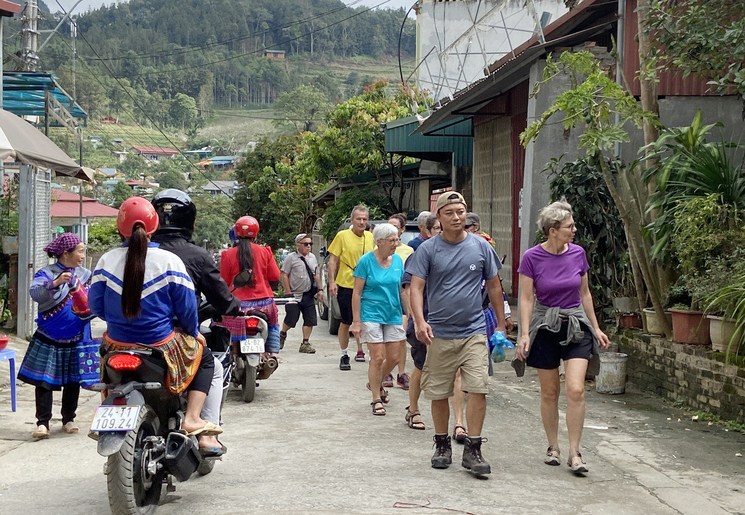 Du khách tham quan Hội thi "Thêu, may và trình diễn trang phục thổ cẩm dân tộc thiểu số tỉnh Lào Cai". Khách du lịch nước ngoài tham quan làng bản ở Bắc Hà.