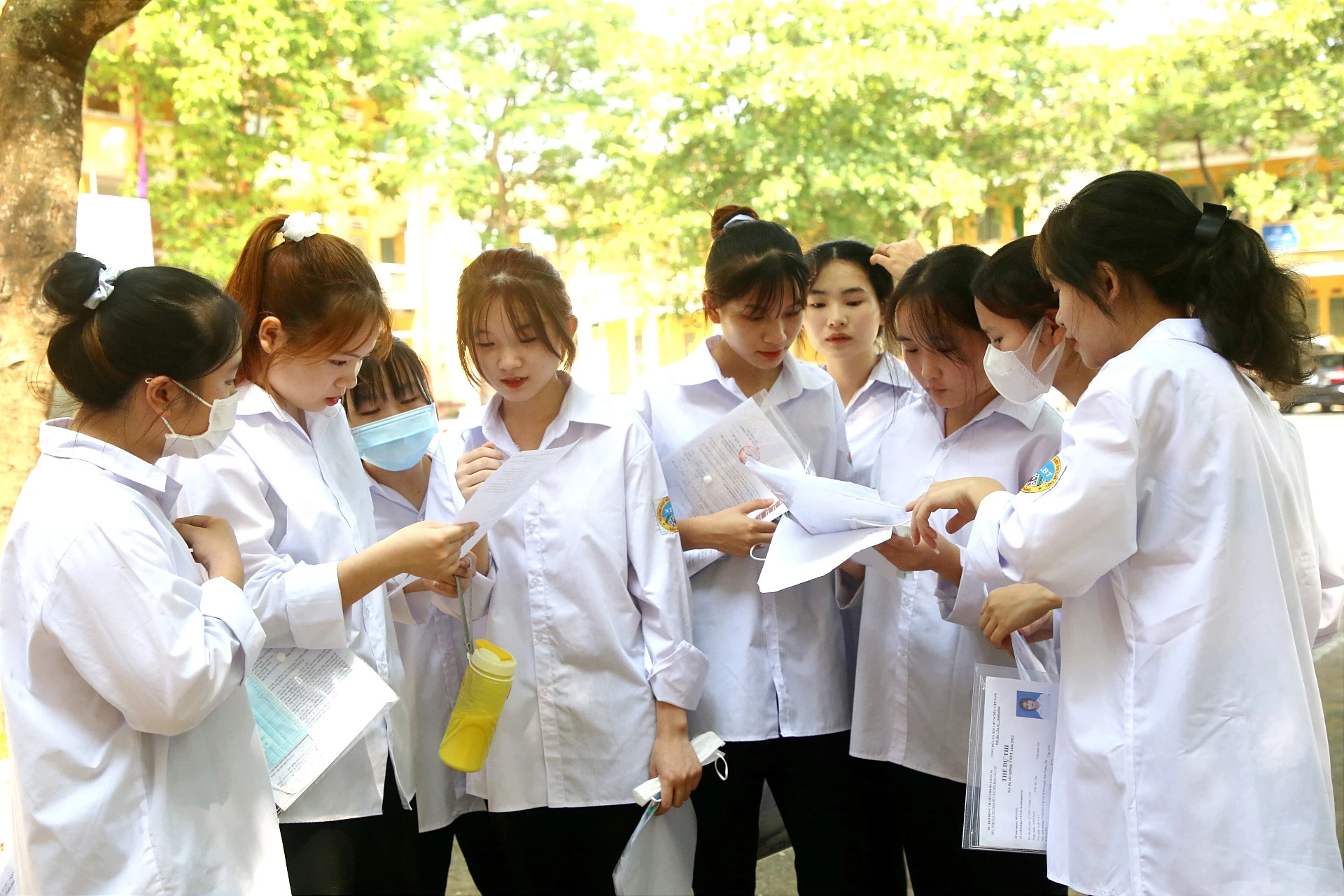 Các thí sinh điểm thi số 1 huyện Bảo Thắng trao đổi đáp án sau khi kết thúc môn Ngữ văn.