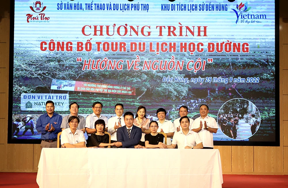 Các đơn vị cung cấp dịch vụ tại Đền Hùng ký kết hợp tác liên kết với các đơn vị lữ hành Hà Nội để triển khai tour du lịch này tới học sinh, sinh viên Thủ đô.