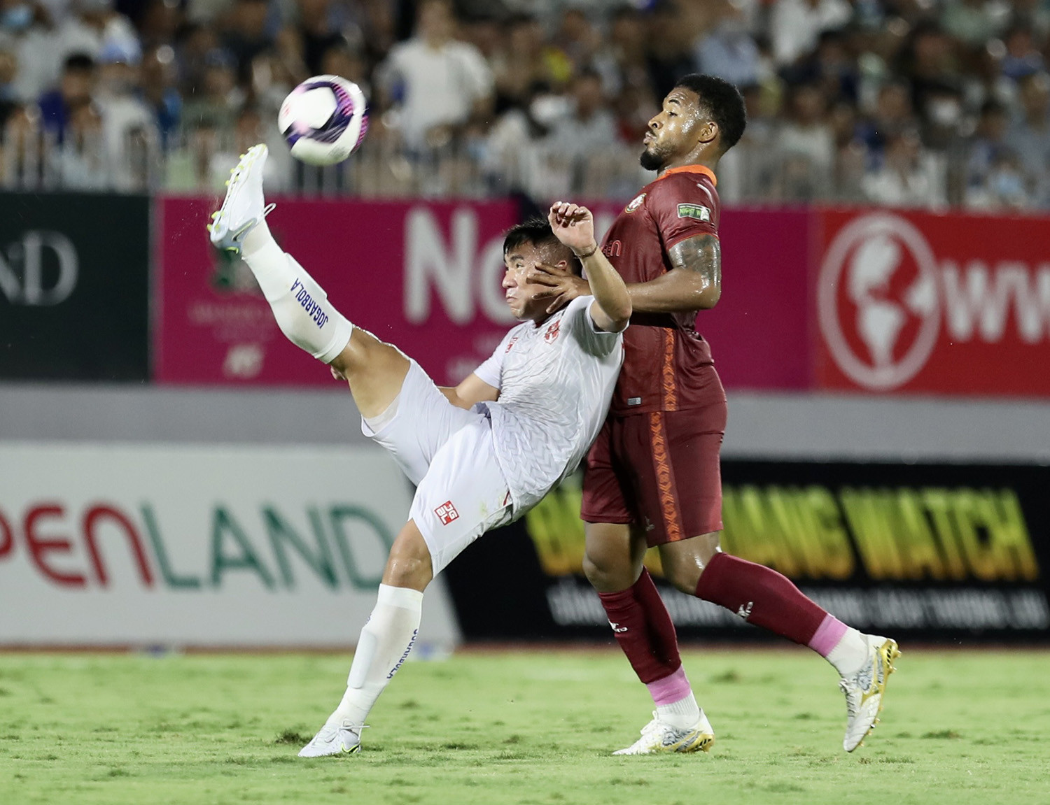 Bình Định và Hải Phòng bám đuổi sát Hà Nội. Bình Định và Hải Phòng bám đuổi sát Hà Nội.