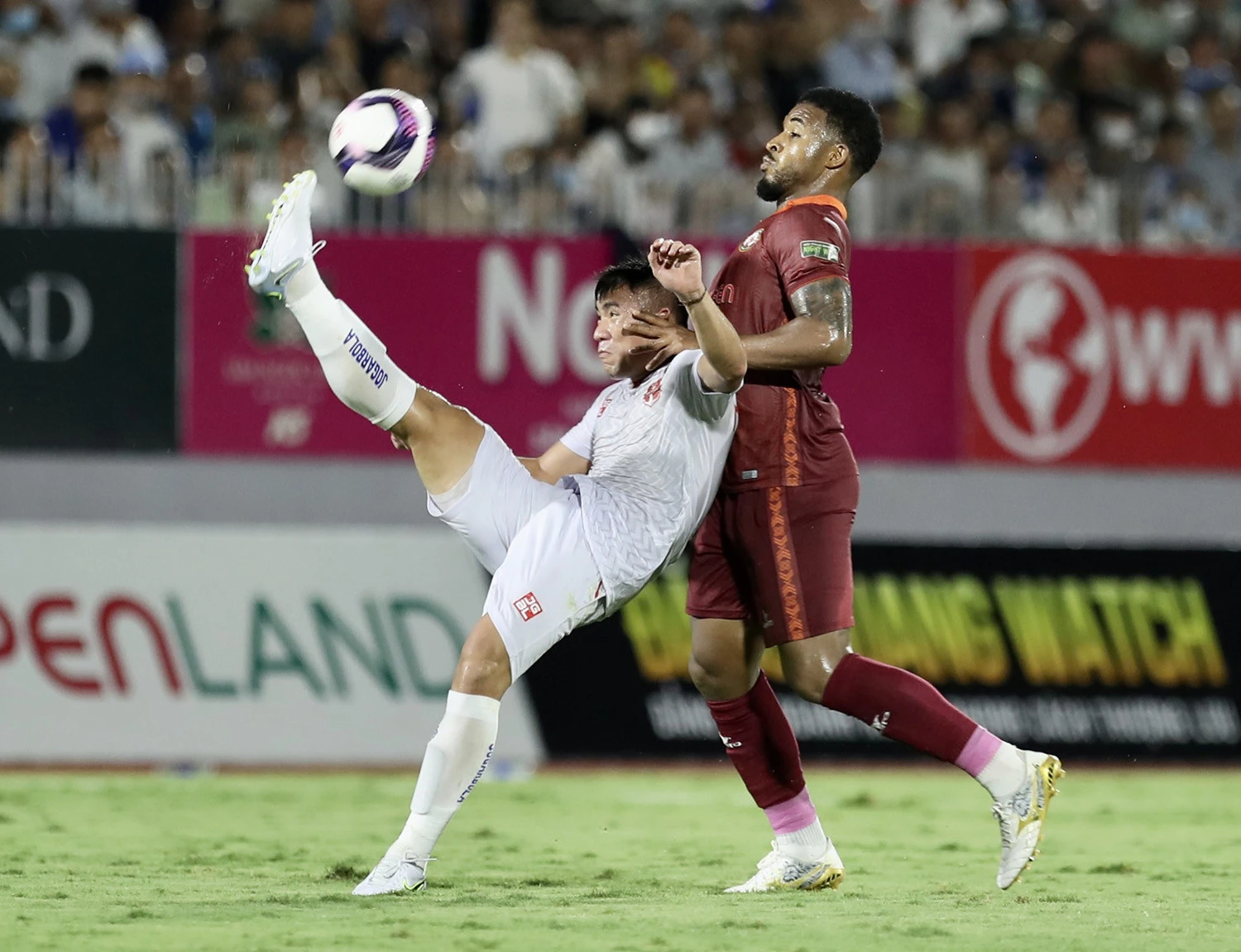 Bình Định và Hải Phòng bám đuổi sát Hà Nội. Bình Định và Hải Phòng bám đuổi sát Hà Nội.