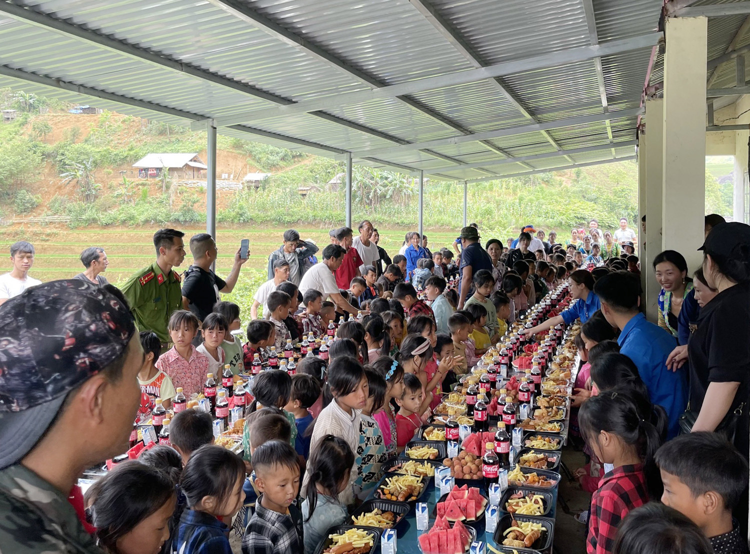 Tặng suất ăn cho các em học sinh.