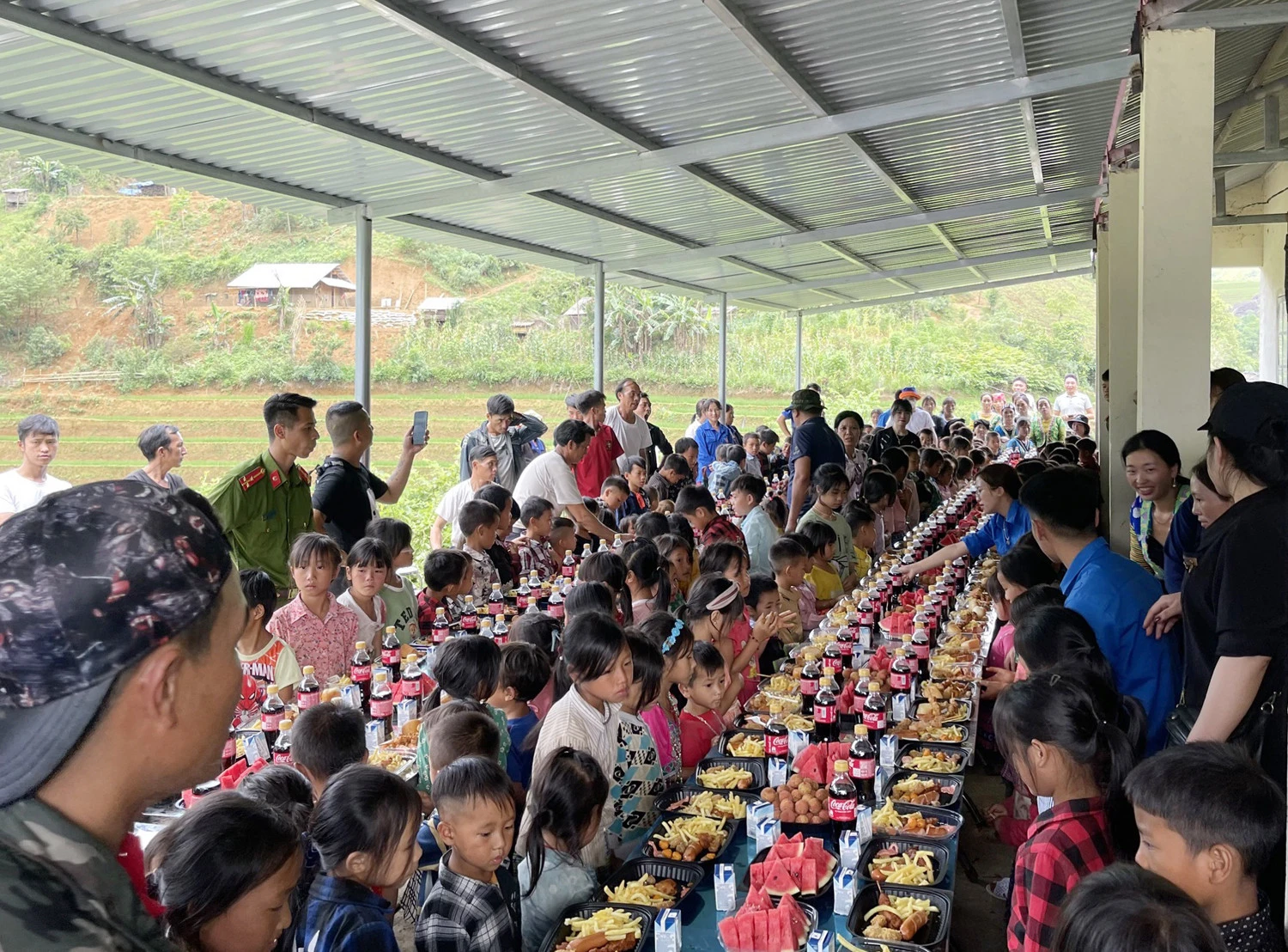 Tặng suất ăn cho các em học sinh.