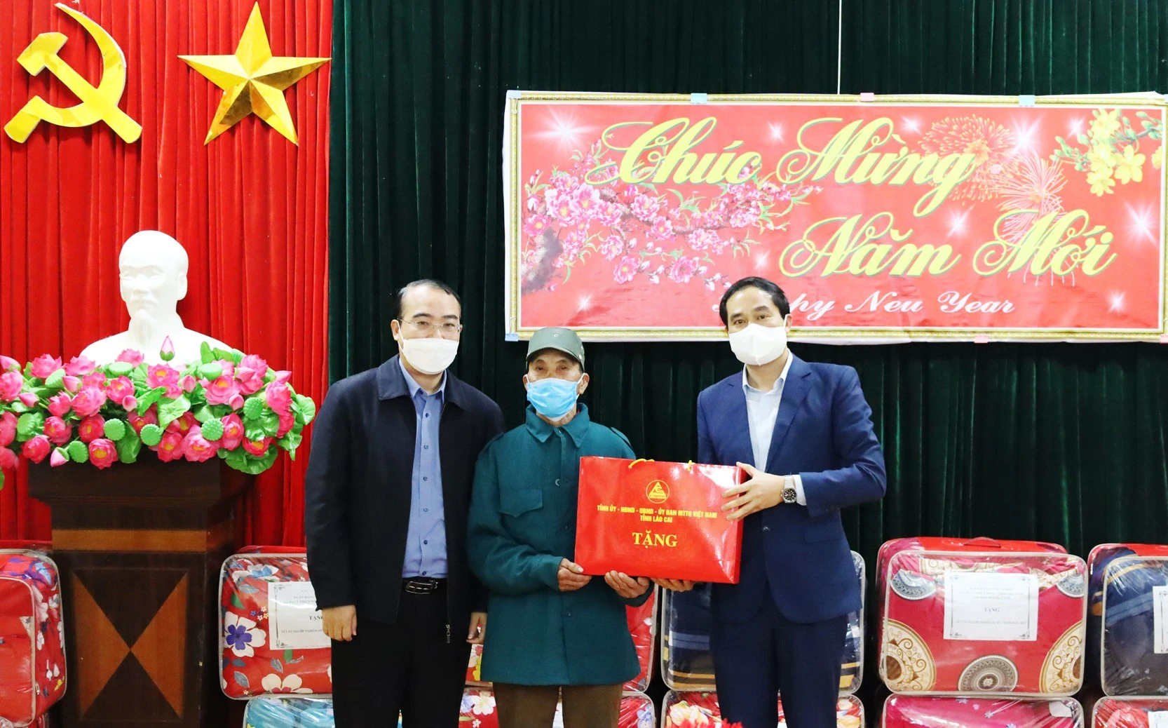 Chủ tịch UBND tỉnh Trịnh Xuân Trường thăm, tặng quà Tết tại huyện Mường Khương ảnh 15