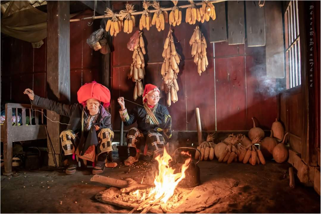 Đến các bản người Dao, xã Dền Sáng (Bát Xát), dễ dàng gặp hình ảnh những phụ nữ ngồi khâu, thêu. Đến các bản người Dao, xã Dền Sáng (Bát Xát), dễ dàng gặp hình ảnh những phụ nữ ngồi khâu, thêu.