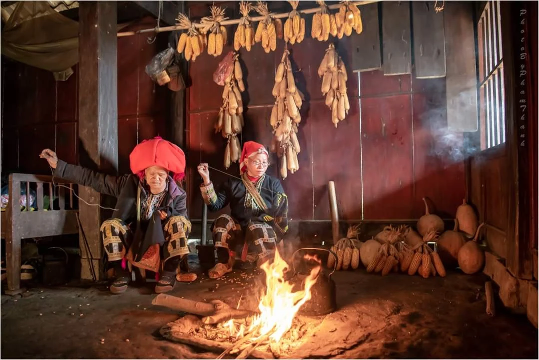 Đến các bản người Dao, xã Dền Sáng (Bát Xát), dễ dàng gặp hình ảnh những phụ nữ ngồi khâu, thêu.