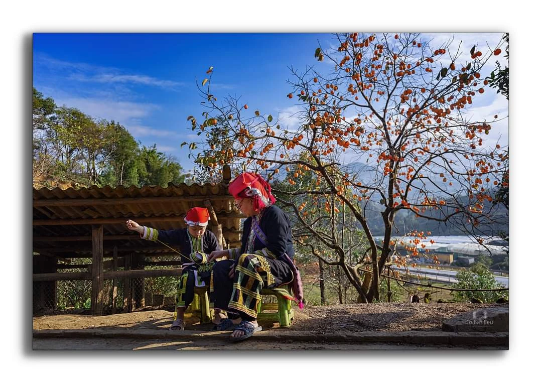 Hình ảnh phụ nữ ngồi thêu thổ cẩm tạo ấn tượng đẹp trong lòng du khách. Ảnh Tô Bá Hiếu (Sa Pa)