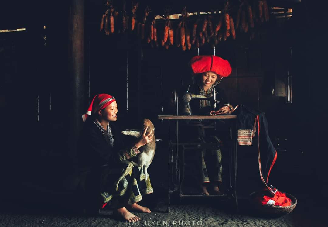 May áo mới. Ảnh Đoàn Hải Uyên (Bảo Thắng) May áo mới. Ảnh Đoàn Hải Uyên (Bảo Thắng)