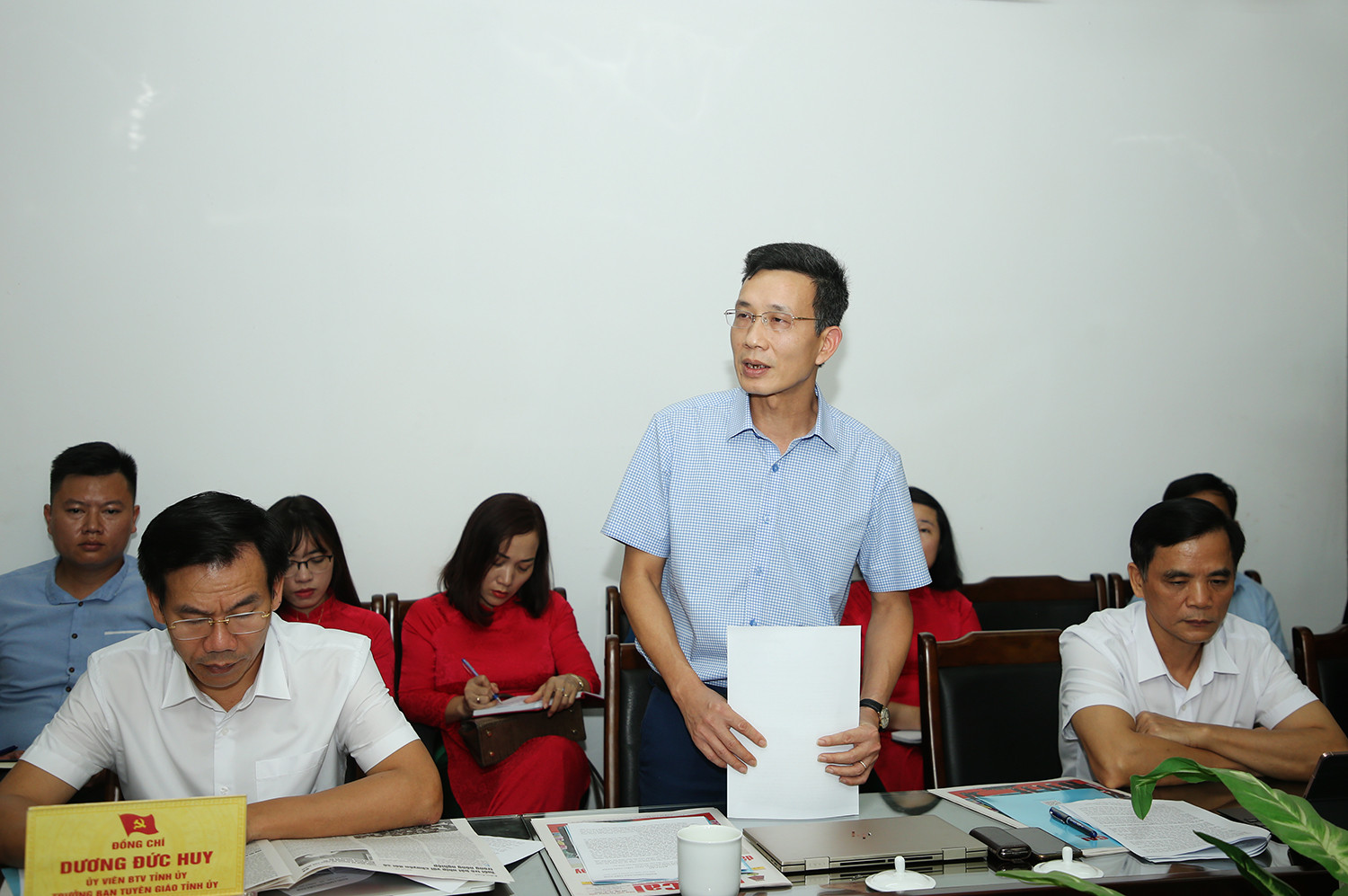 Tổng Biên tập Báo Lào Cai Lê Trường Giang báo cáo tình hình hoạt động của Báo Lào Cai với Thường trực Tỉnh ủy.