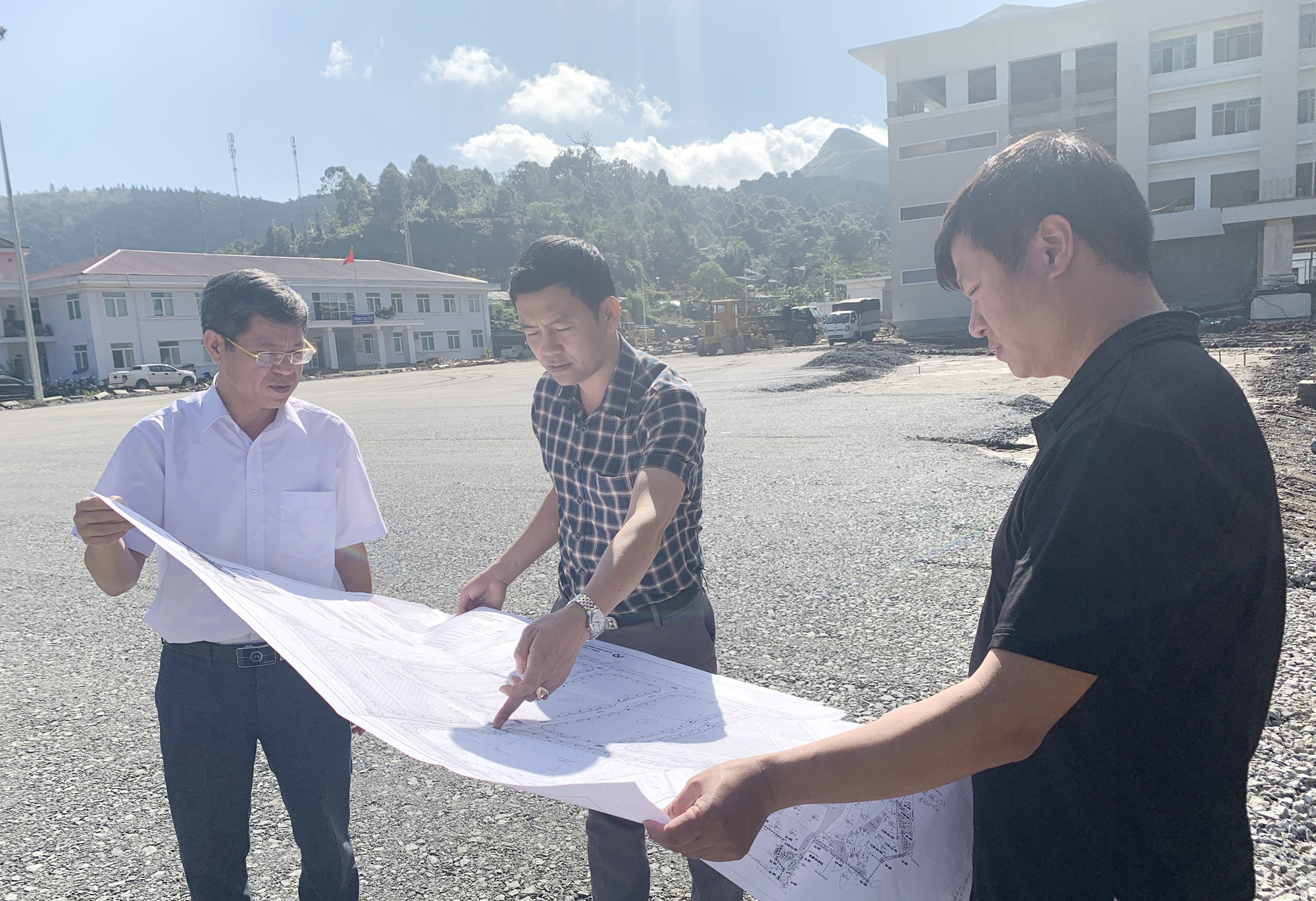 Cần khẩn trương triển khai dự án xây dựng hạ tầng kỹ thuật đô thị kết nối với Bệnh viện Đa khoa huyện Mường Khương ảnh 3