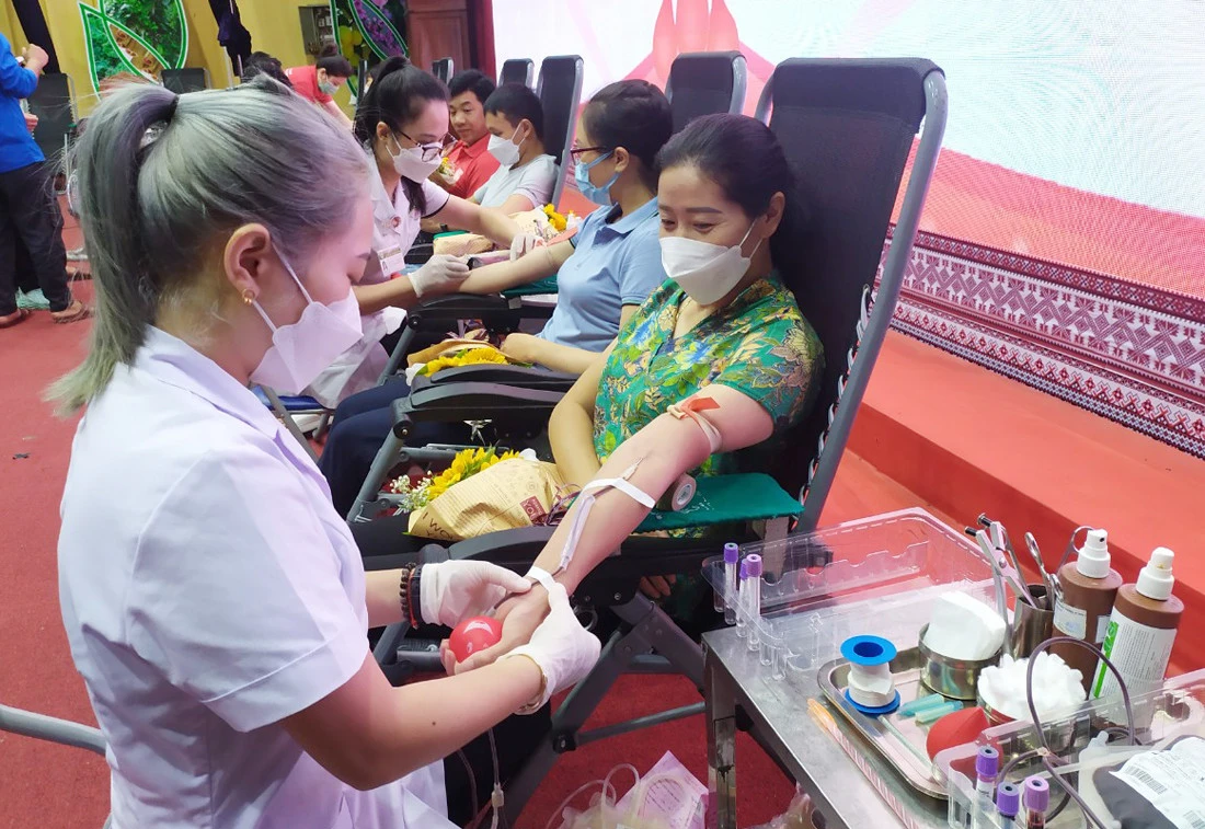 Các tình nguyện viên tham gia hiến máu tại ngày hội.
