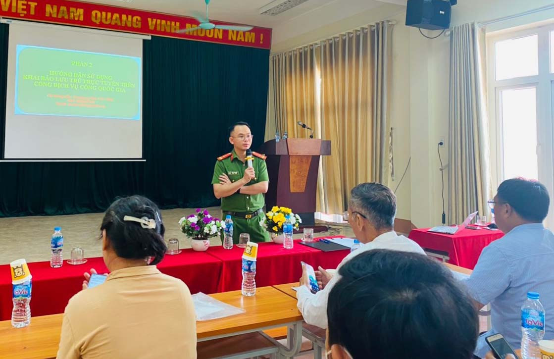 Cán bộ Đội Cảnh sát Quản lý hành chính về trật tự xã hội, Công an huyện Bảo Thắng truyền đạt các nội dung tại lớp tập huấn. Cán bộ Đội Cảnh sát Quản lý hành chính về trật tự xã hội, Công an huyện Bảo Thắng truyền đạt các nội dung tại lớp tập huấn.