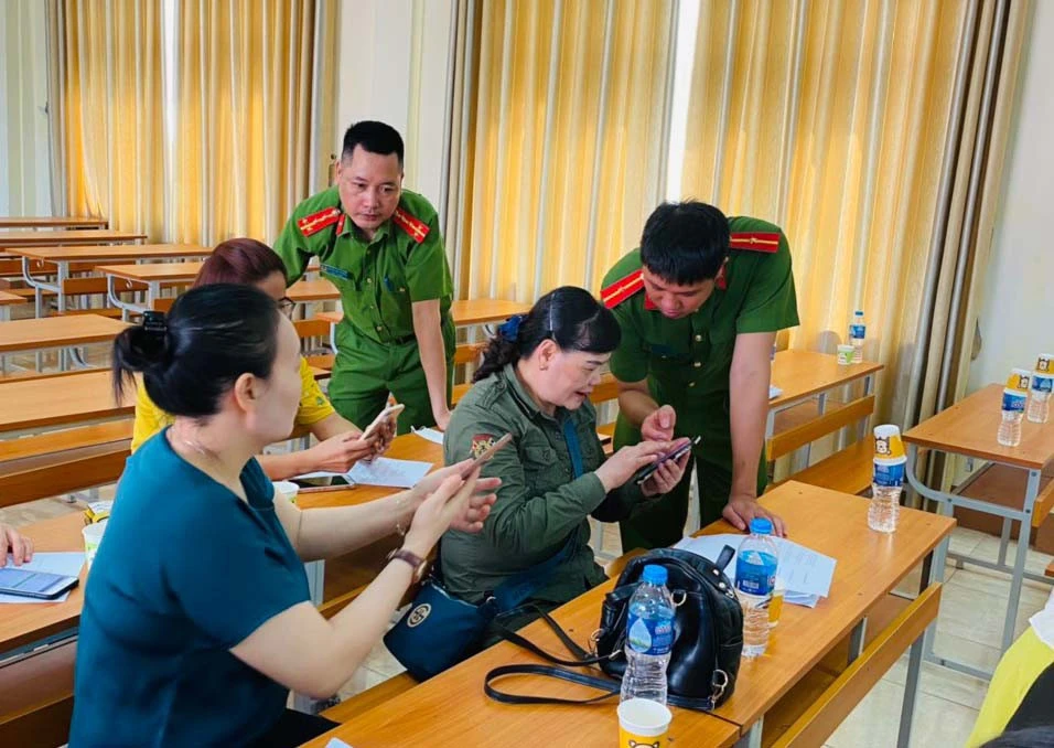 Hướng dẫn chủ cơ sở kinh doanh lưu trú thực hành khai báo trên điện thoại di động.