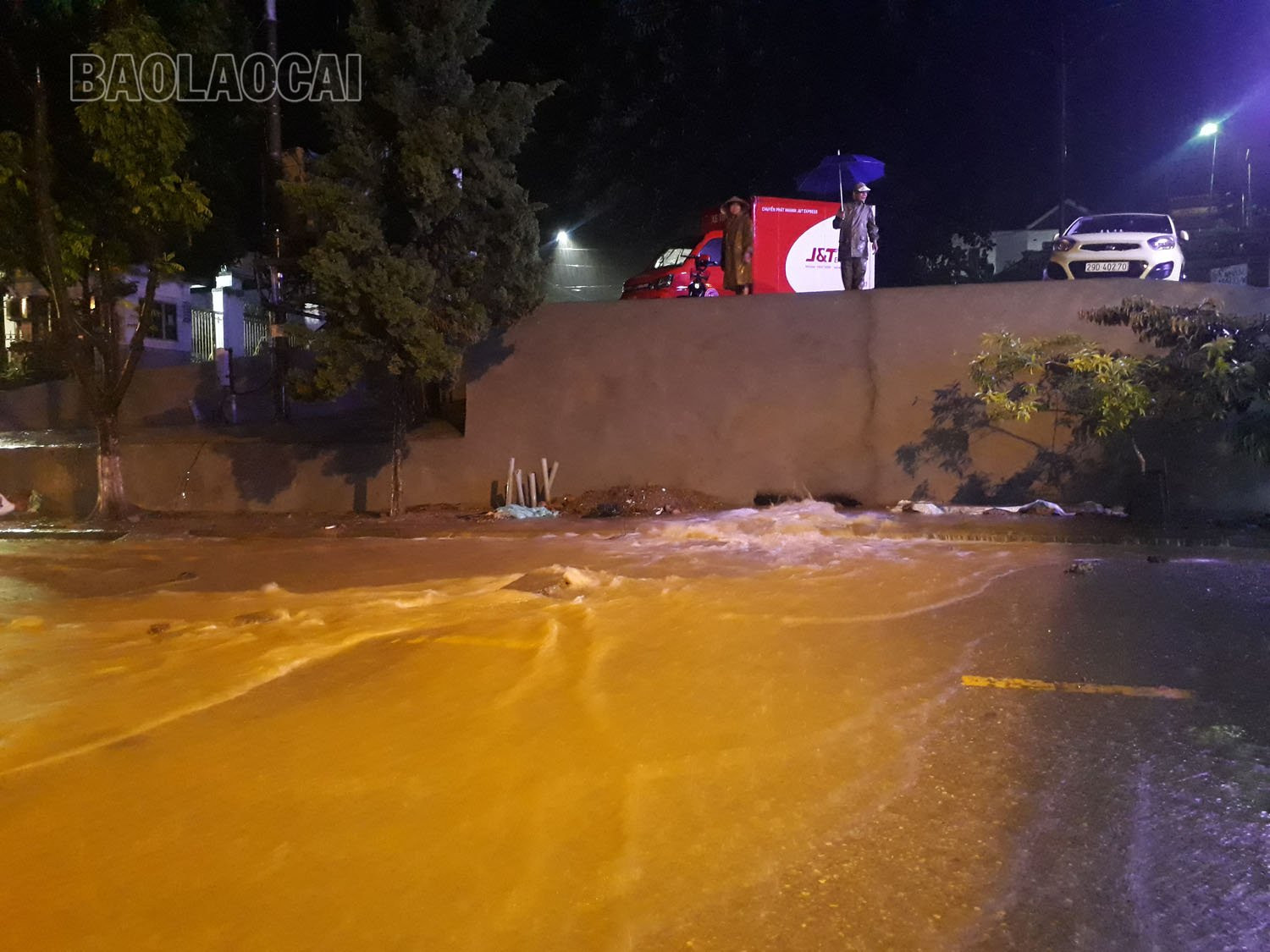 Mưa lớn, nhiều tuyến đường ở thành phố Lào Cai ngập sâu trong nước ảnh 12