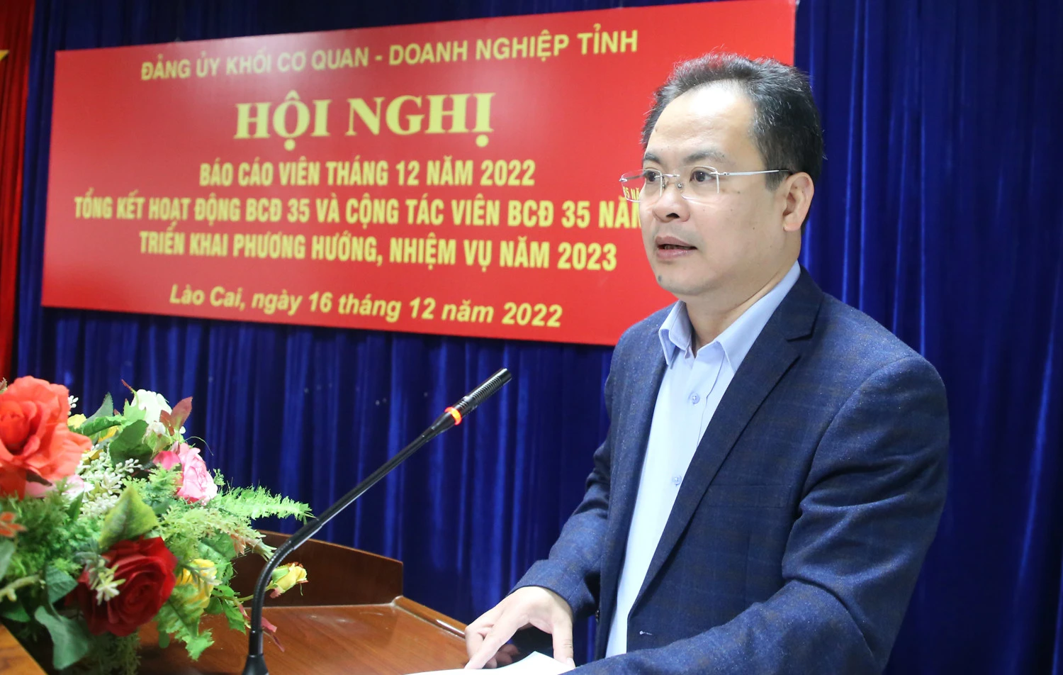 Đồng chí Lại Vũ Hiệp, Trưởng Ban Tuyên giáo Đảng ủy Khối Cơ quan – Doanh nghiệp tỉnh thông tin thời sự tại hội nghị.