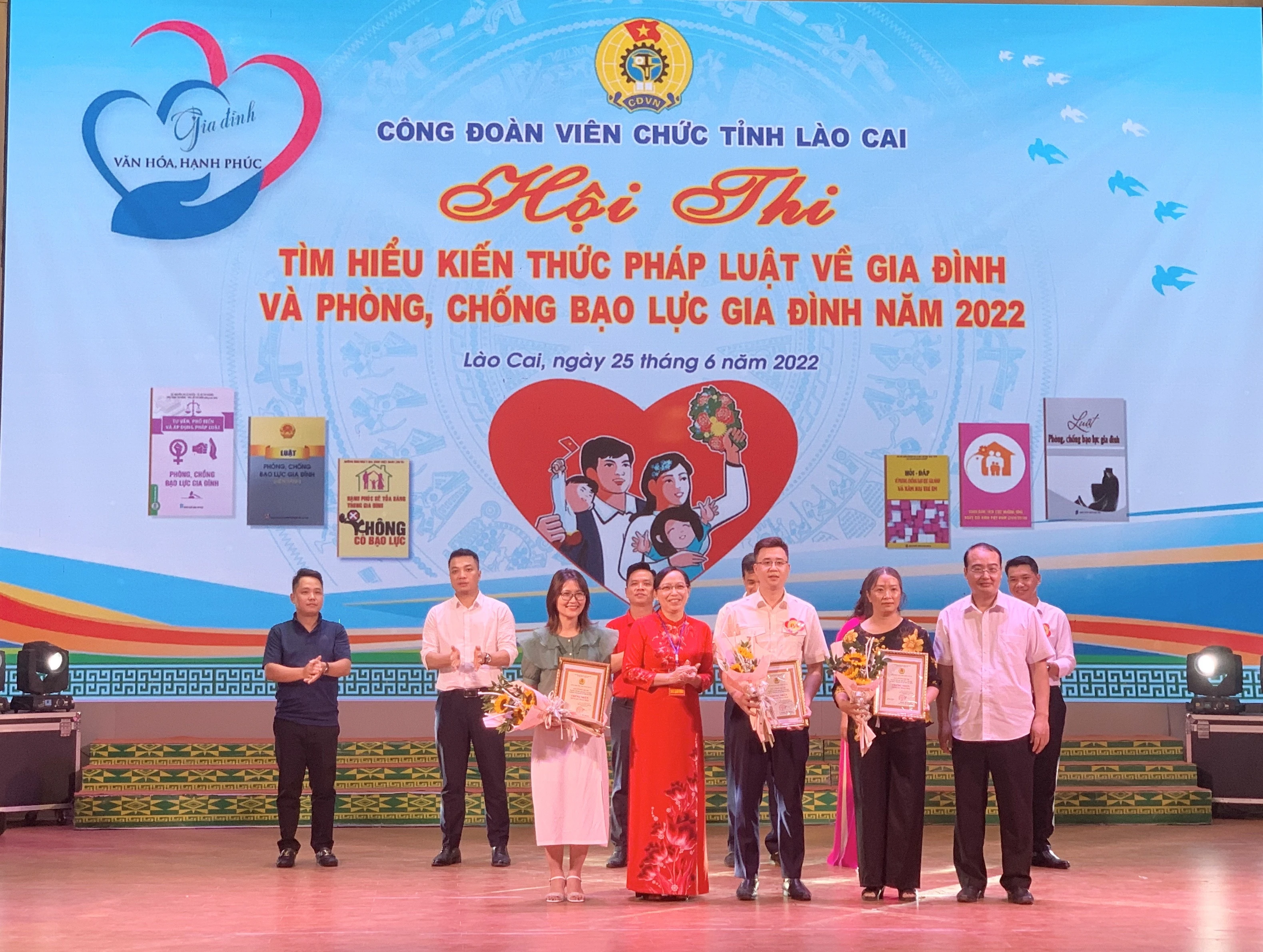 Trao giải Khuyến khích cho đội thi số 4, đội thi số 8 và đội thi số 9.