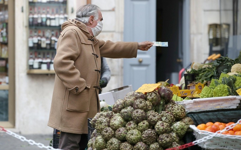 Người dân mua hàng hóa tại một khu chợ ngoài trời ở Rome, Italia, ngày 12/3/2021. (Ảnh: Reuters) Người dân mua hàng hóa tại một khu chợ ngoài trời ở Rome, Italia, ngày 12/3/2021. (Ảnh: Reuters)