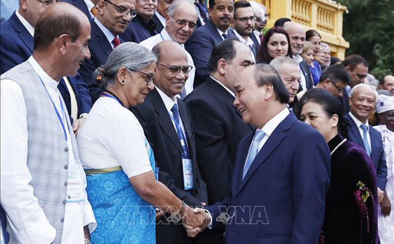 Chủ tịch nước Nguyễn Xuân Phúc với đoàn đại biểu dự Đại hội 22 Hội đồng Hòa bình thế giới. Chủ tịch nước Nguyễn Xuân Phúc với đoàn đại biểu dự Đại hội 22 Hội đồng Hòa bình thế giới.