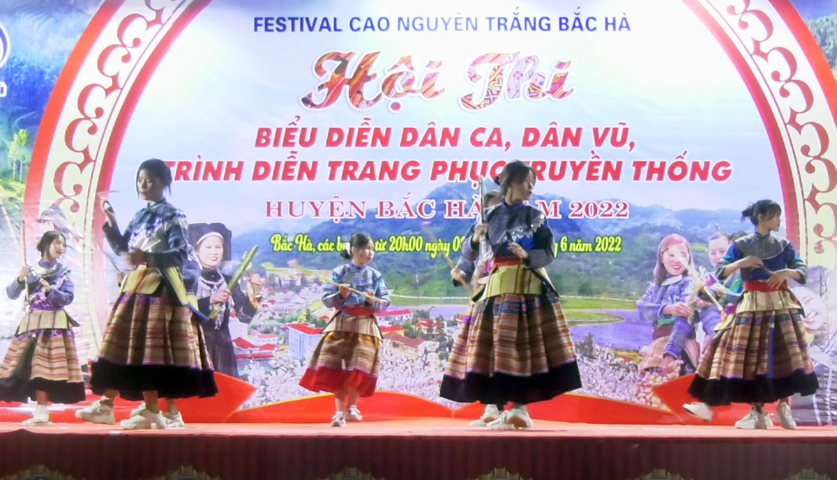 Bắc Hà: Khai mạc Hội thi biểu diễn dân ca, dân vũ, trình diễn trang phục truyền thống ảnh 2 Bắc Hà: Khai mạc Hội thi biểu diễn dân ca, dân vũ, trình diễn trang phục truyền thống ảnh 2