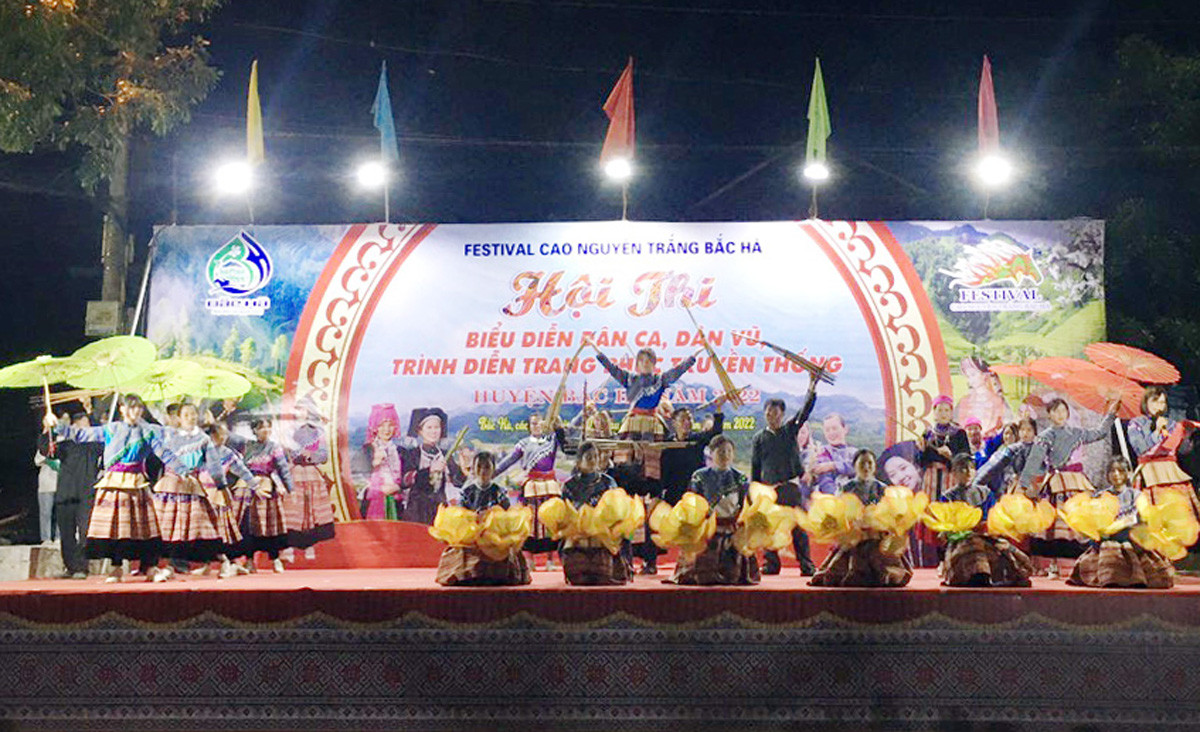 Bắc Hà: Khai mạc Hội thi biểu diễn dân ca, dân vũ, trình diễn trang phục truyền thống ảnh 1 Bắc Hà: Khai mạc Hội thi biểu diễn dân ca, dân vũ, trình diễn trang phục truyền thống ảnh 1