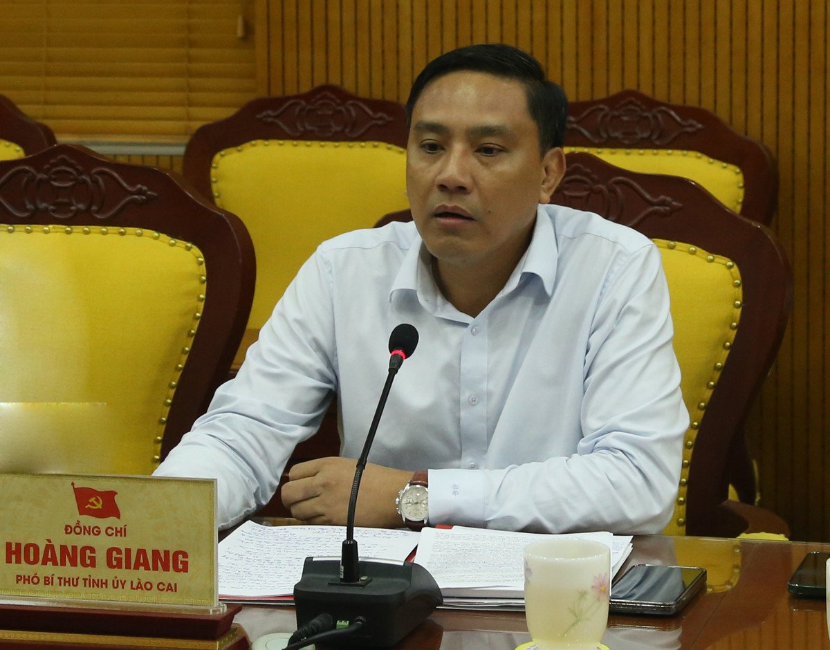 Đồng chí Hoàng Giang, Phó Bí thư Tỉnh ủy Lào Cai phát biểu tại buổi làm việc. Đồng chí Lò Minh Hùng, Phó Bí thư Thường trực Tỉnh ủy Sơn La phát biểu.