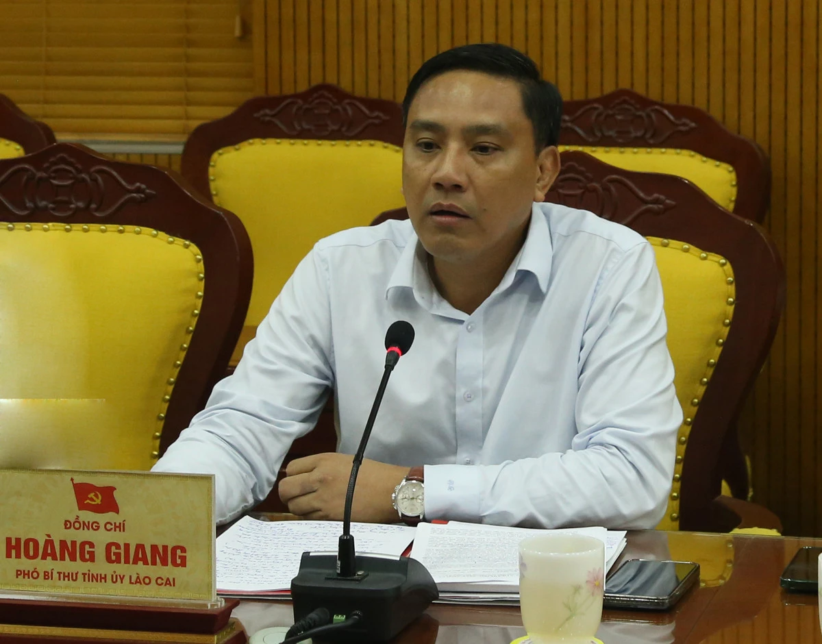 Đồng chí Hoàng Giang, Phó Bí thư Tỉnh ủy Lào Cai phát biểu tại buổi làm việc. Đồng chí Lò Minh Hùng, Phó Bí thư Thường trực Tỉnh ủy Sơn La phát biểu.