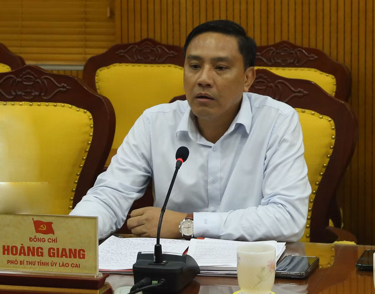 Đồng chí Hoàng Giang, Phó Bí thư Tỉnh ủy Lào Cai phát biểu tại buổi làm việc. Đồng chí Lò Minh Hùng, Phó Bí thư Thường trực Tỉnh ủy Sơn La phát biểu.