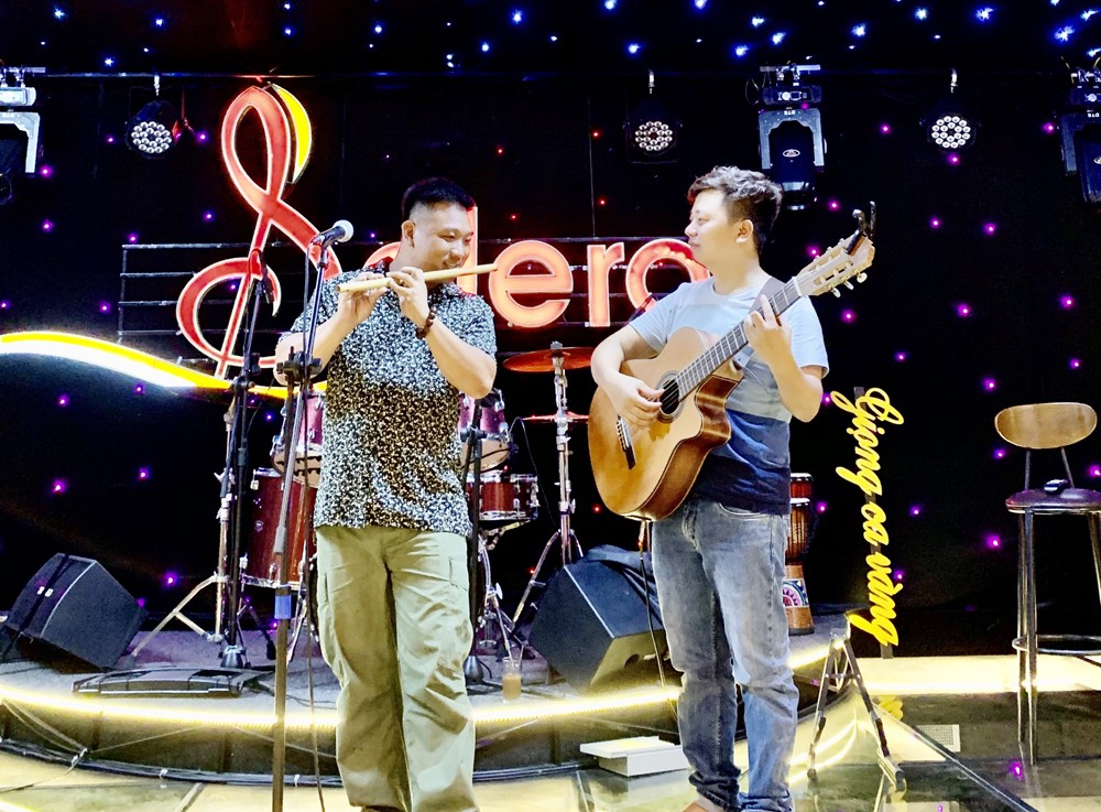 Nhạc sỹ Xuân Quỳnh tham gia một đêm nhạc. Nhạc sỹ Xuân Quỳnh tham gia một đêm nhạc.