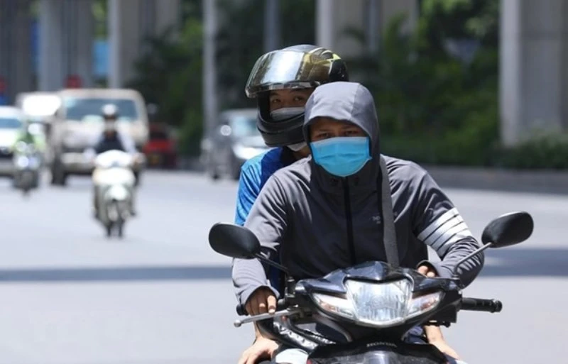 Người dân Hà Nội mặc kín mít khi phải di chuyển trên đường giữa trời nắng nóng. (Ảnh: Hoàng Hiếu/TTXVN) Người dân Hà Nội mặc kín mít khi phải di chuyển trên đường giữa trời nắng nóng. (Ảnh: Hoàng Hiếu/TTXVN)